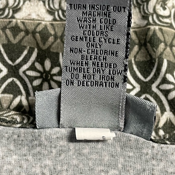 Catherine’s plus size sleeveless blouse size 3x. Length 31”.  Fancy neck area. - Picture 5 of 7